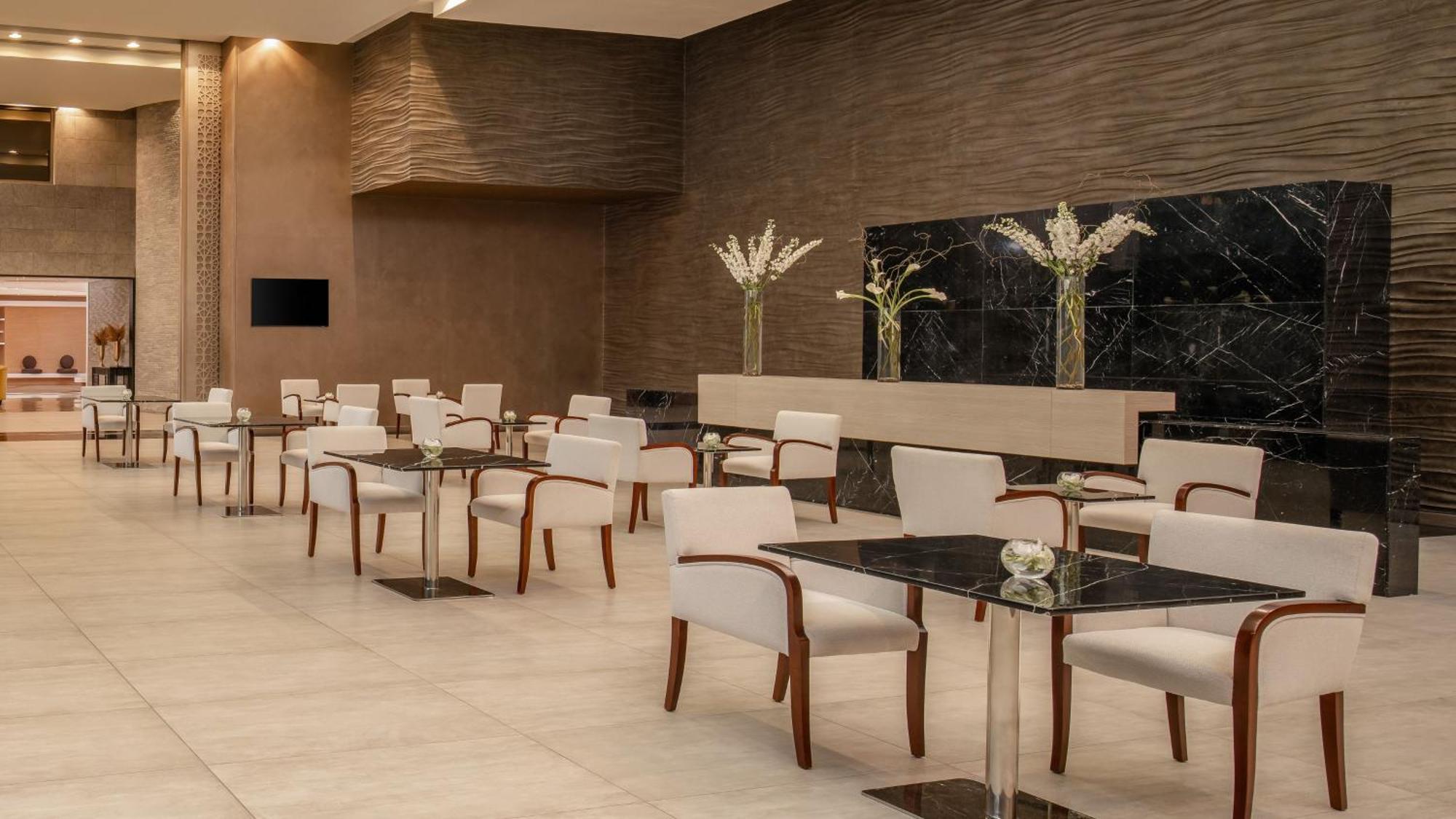 Carlton Al Moaibed Hotel Dammam Exterior foto The lounge at the airport